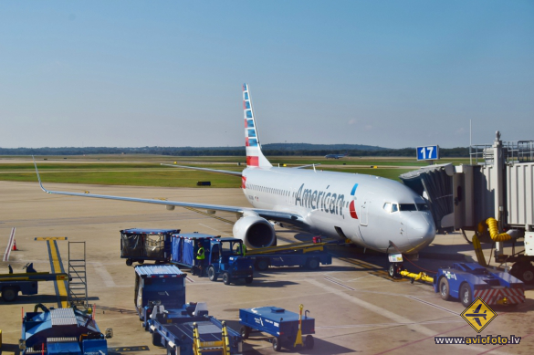 Boeing 737-823